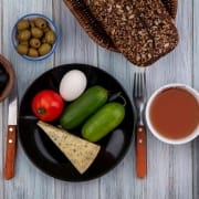 İnsülin direnci olanlar kahvaltıda ne yemeli sorusuna uygun dengeli kahvaltı tabağı